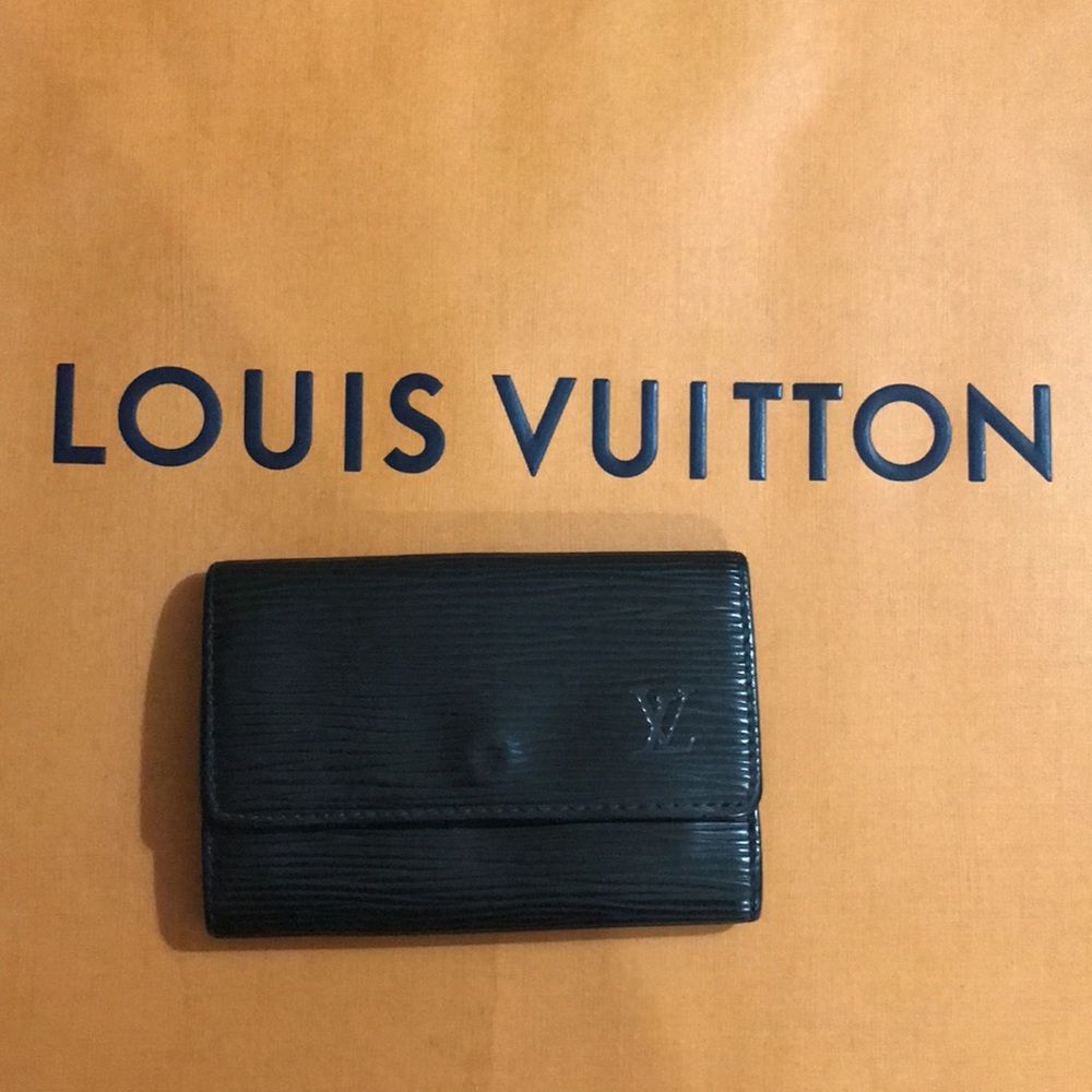 Louis Vuitton black epi leather 6 key ring wallet w front snap closure